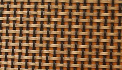 圖片只是示意圖，并不是真正的玻纖布，基本上由經(jīng)緯兩股材料交錯(cuò)編織而成，經(jīng)緯的交錯(cuò)間如果有空隙，就容易藏水分，所以一般會(huì)以透氣性來檢查其密合度。