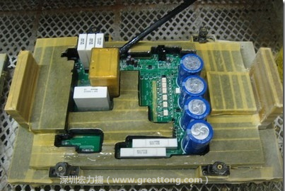 Conformal coating噴涂作業(yè)時(shí)可以使用治具把一些不可以噴涂到的地方及零件覆蓋起來(lái)，以免絕緣物質(zhì)噴涂到一些需要作導(dǎo)電接觸的地方。