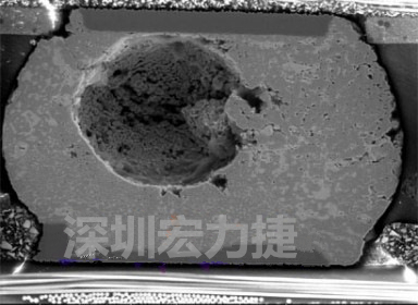 錫球氣泡大到足以影響到焊接的品質(zhì)，下圖是錫球切片后的剖面，可以很明顯看到氣泡已經(jīng)有錫球的 1/3 大了