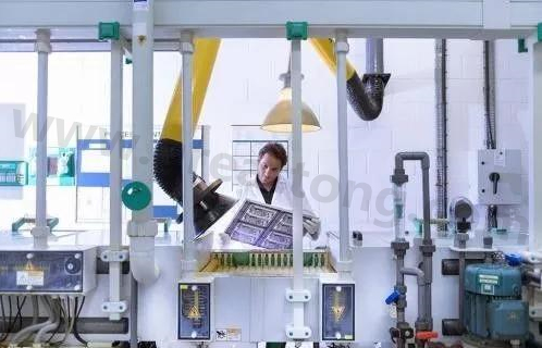 理想狀態(tài)下自動化生產(chǎn)線大約能節(jié)省傳統(tǒng)企業(yè)50%的人力成本，良率可提升至98%。