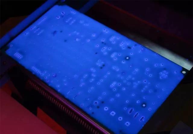 經(jīng)過涂覆工藝后的PCB，在紫光燈下的拍攝效果，原來coating也可以這么美！