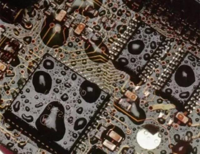 經(jīng)過涂覆工藝后的PCB，在表面形成透明的保護(hù)膜，能有效防止水珠和潮氣侵入，避免漏電和短路。
