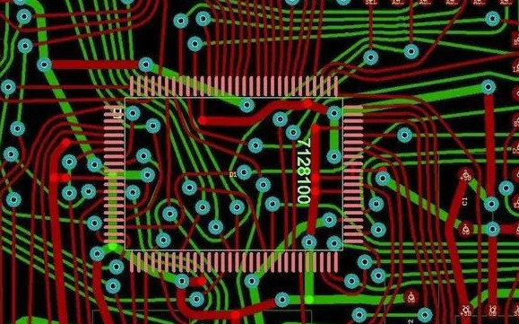 底圖：同樣的設計但采用了任意角度的布線。